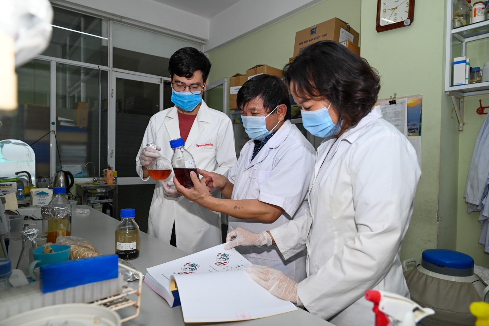Доцент и доктор Ле Куанг Хуан (слева) и его коллеги из Института биотехнологии при Вьетнамской академии науки и технологии. Фото предоставлено институтом.