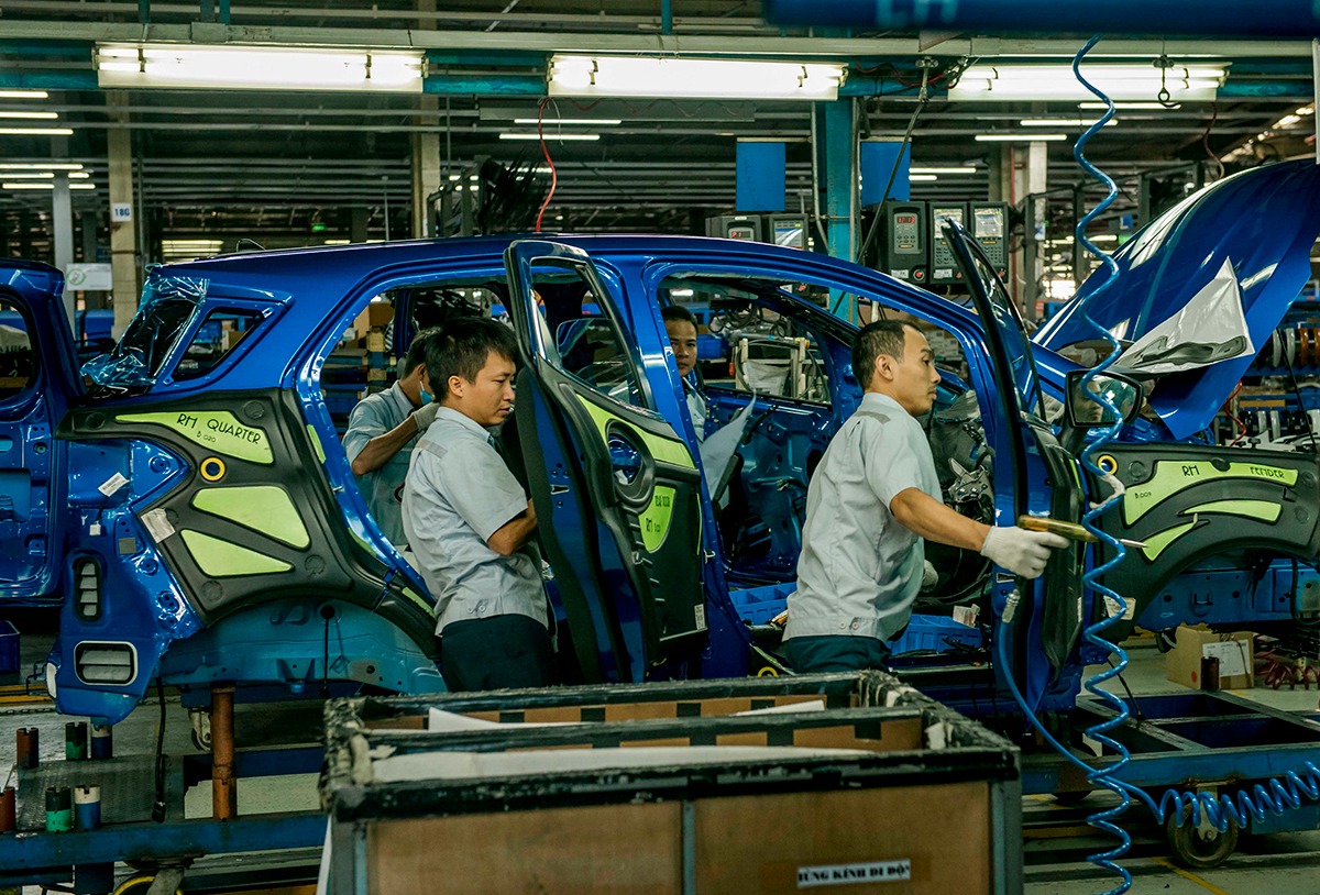 Công nhân sản xuất ở nhà máy Ford tại Hải Dương.