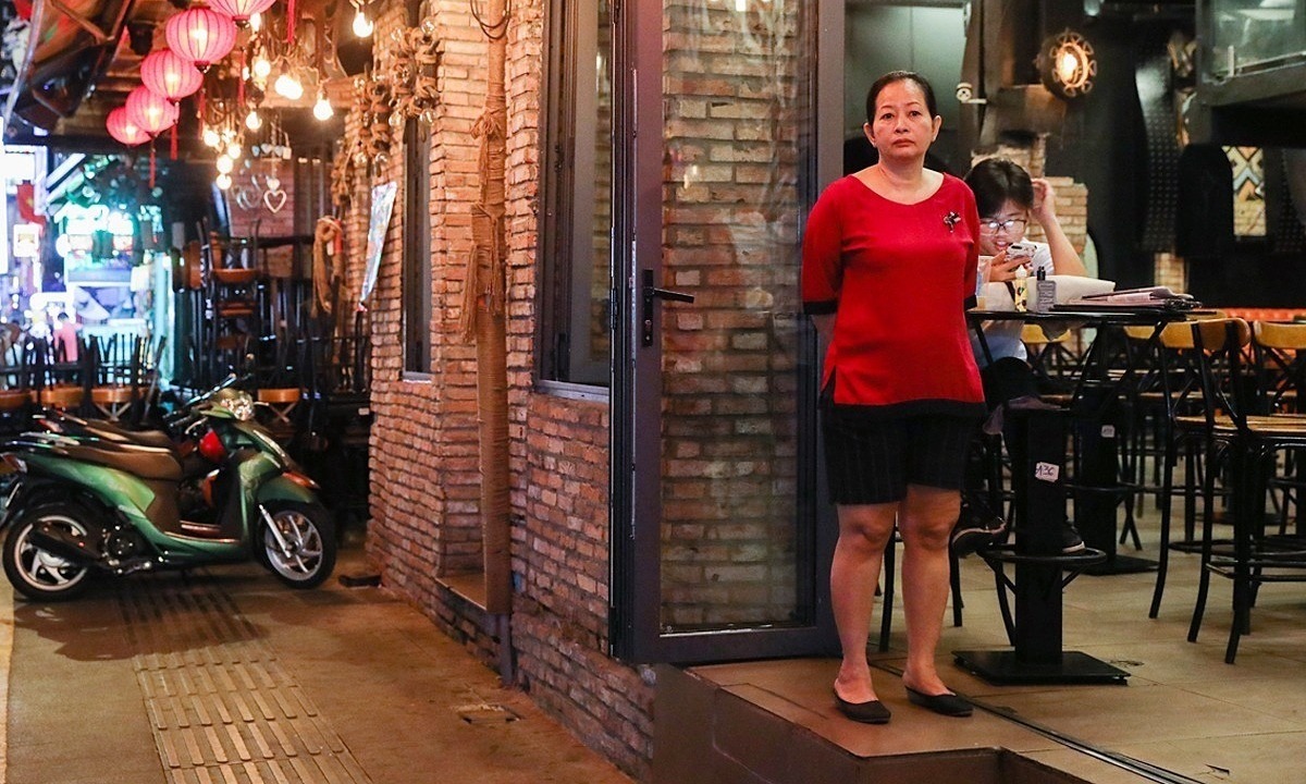 HCMC orders restaurants, barber shops to close