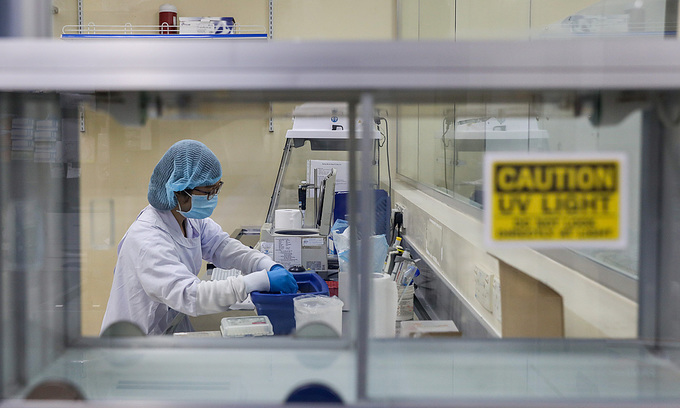 Медицинский работник тестирует новые образцы коронавируса в лаборатории в Хошимине, апрель 2020 года. Фото: VnExpress