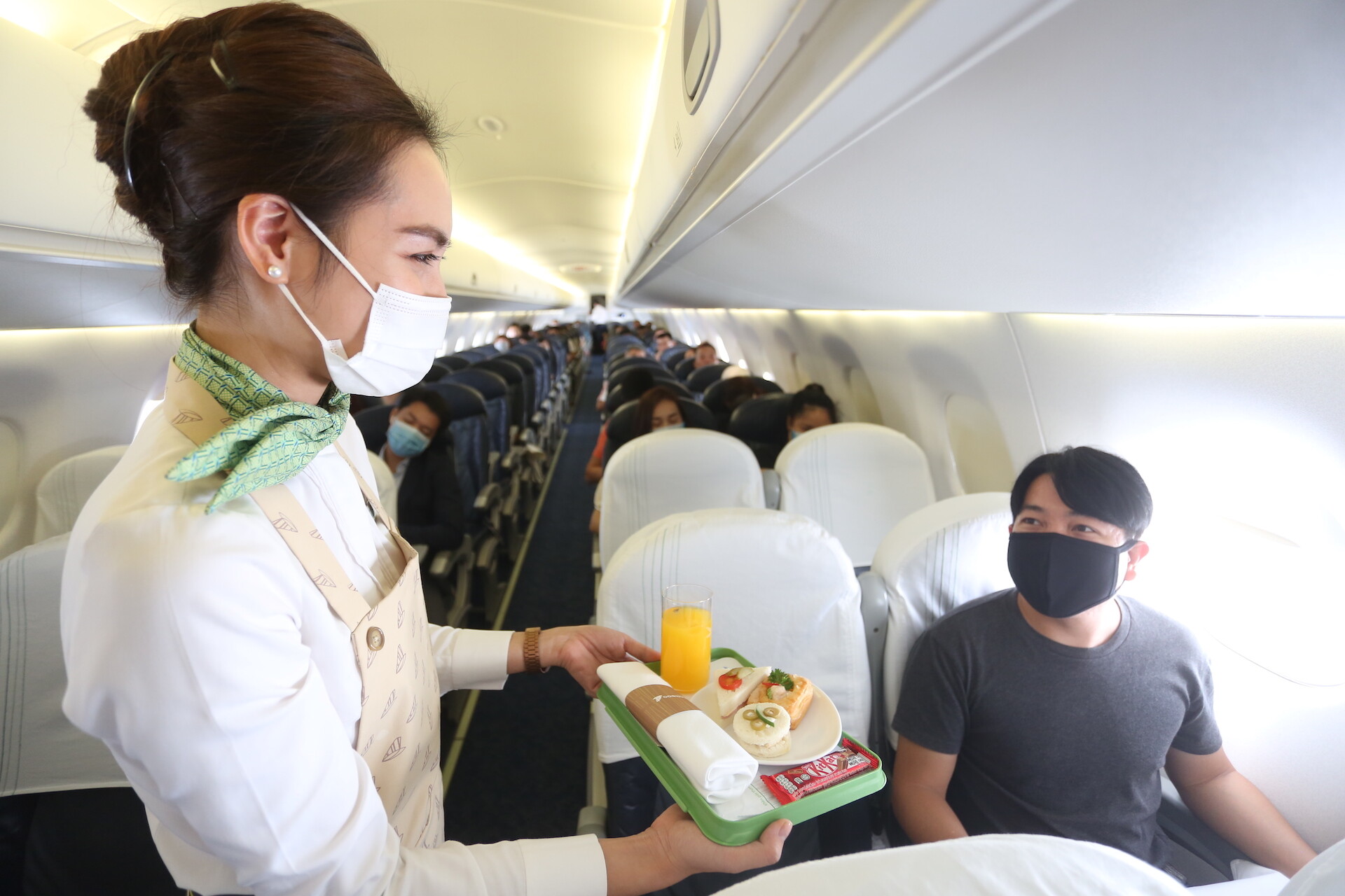 Внутри самолета Embraer 195 авиакомпании Bamboo Airways места расположены в конфигурации 2-2. (Фото: Bamboo Airways).
