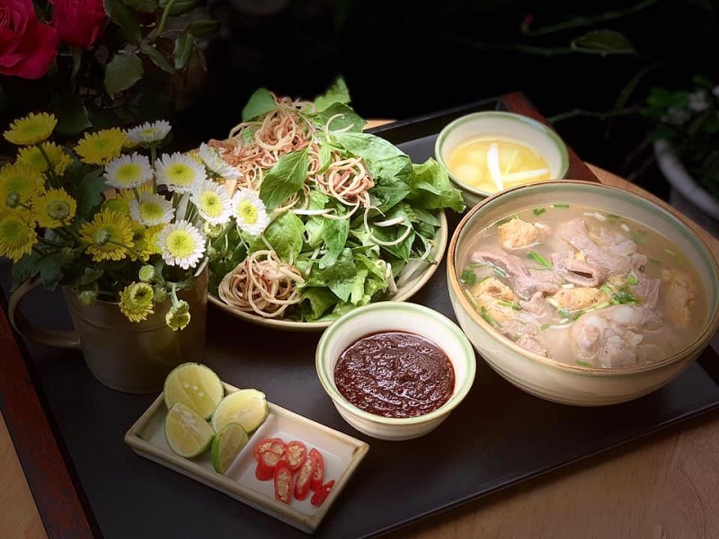 Фирменное блюдо Хюэ: bun bo Hue (Суп с лапшой Хюэ с говядиной). Фото: Chau Giang