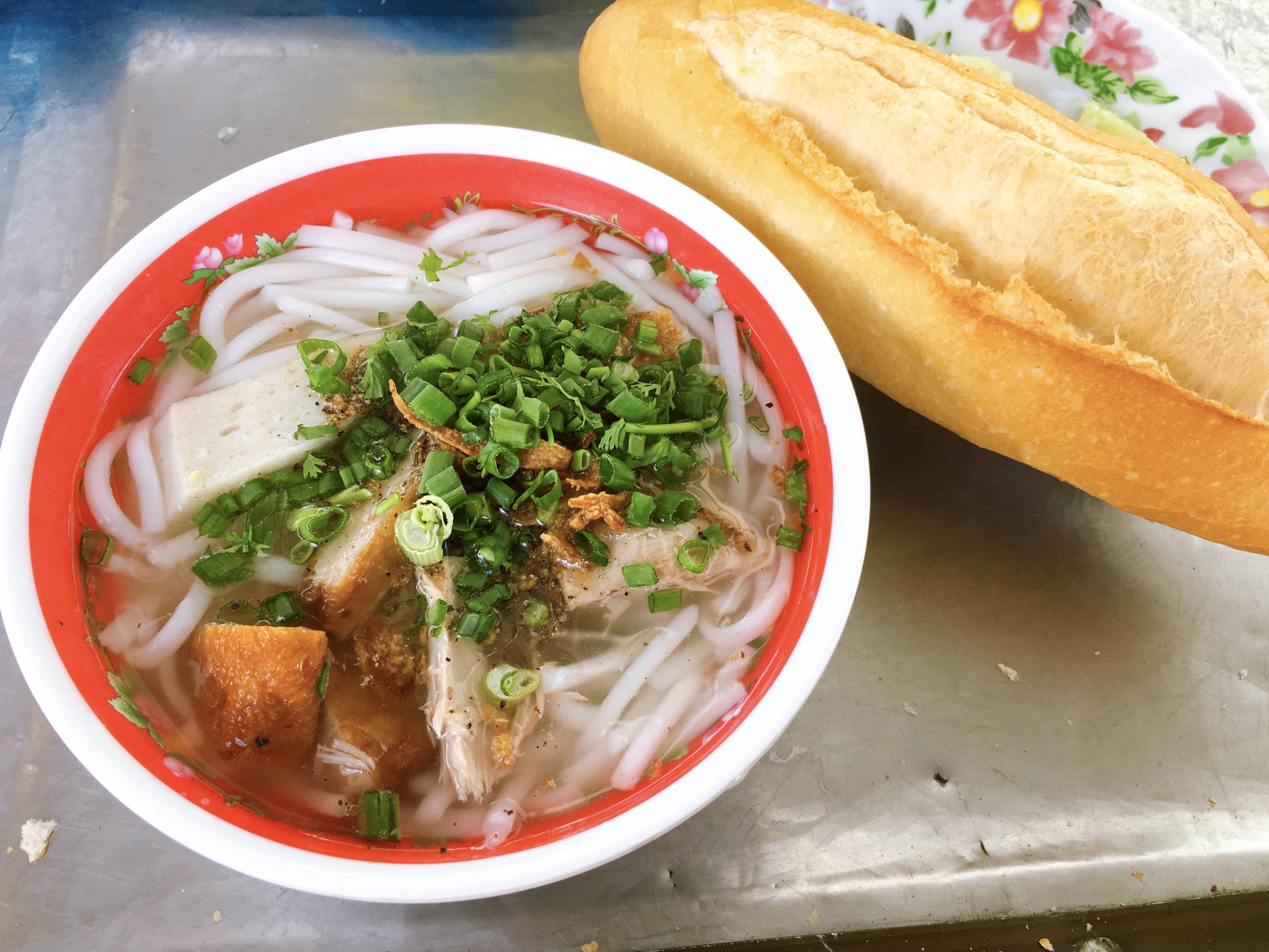 Иногда посетители также предпочитают наслаждаться чашей banh canh Фан Ранга с буханкой banh mi. Фото: Tuoi Tre News