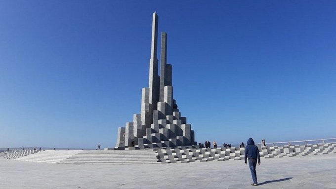 Башня Нгинь Фонг расположена на одноименной площади. 