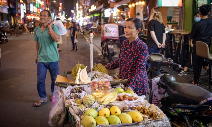 Продавец фруктов на улице Буй Вьен в Сайгоне 16 мая 2020 года. Фото: VnExpress/Thanh Nguyen.