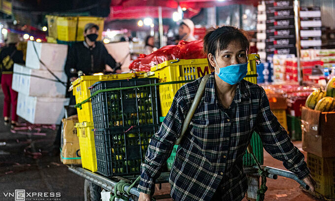 Рабочие на рынке Лонг Бьен в Ханое. Фото: VnExpress/Thanh Hue.
