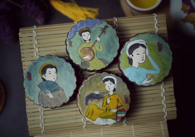 Пирожные с изображением вьетнамских женщин прошлого, занимающихся спортом в традиционном стиле Ао-зай.