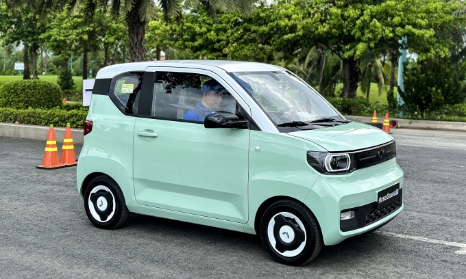 Wuling Hongguang Mini EV на поле для гольфа в Хошимине в июне 2023 года. Фото Тхань Нхана