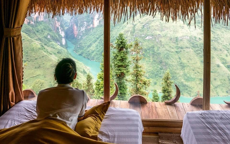 В номерах отеля Ma Pi Leng Ecolodge установлены большие окна, из которых открывается панорамный вид на окружающую природу. Фото: Ma Pi Leng Ecolodge