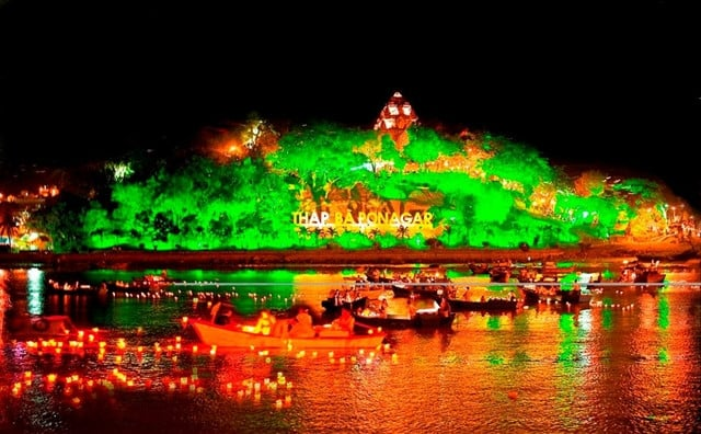 Церемония запуска фонаря во время фестиваля башни Понагар в провинции Кханьхоа, на юге центрального Вьетнама. Фото: baovanhoa.vn