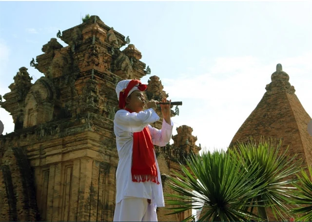 Этнический чам исполняет традиционную музыку у башни Понагар. Фото: vietnamnet.vn.