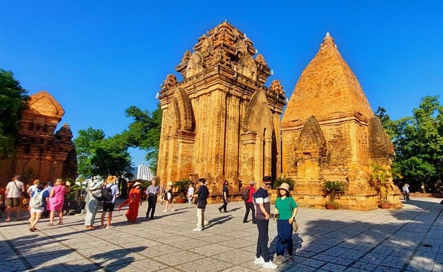 Туристы посещают башни Понагар в провинции Кханьхоа, юго-центральный Вьетнам.