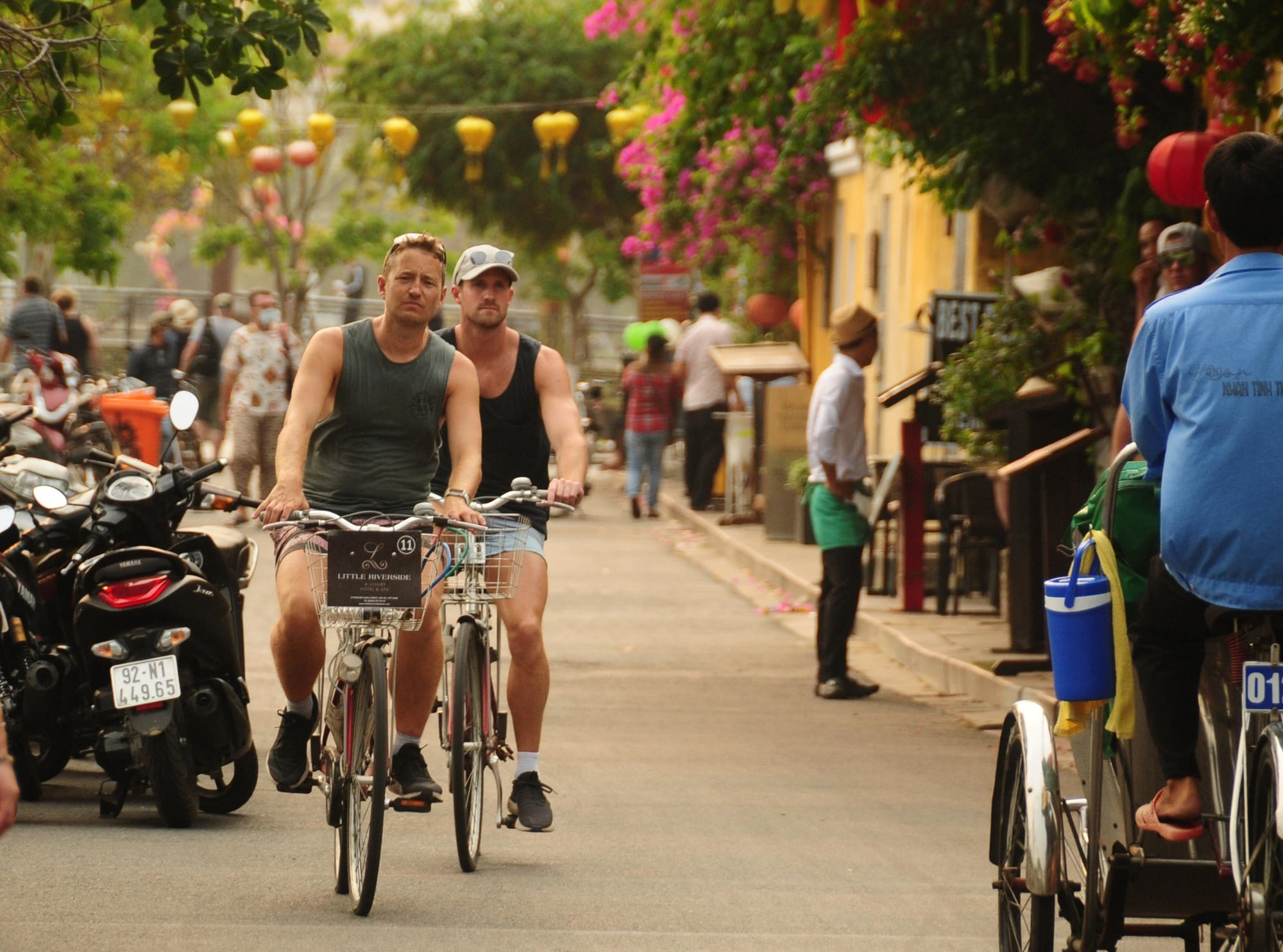 Иностранные туристы едут на велосипеде по городу Хойан, провинция Куангнам, центральный Вьетнам. Фото: Tuoi Tre