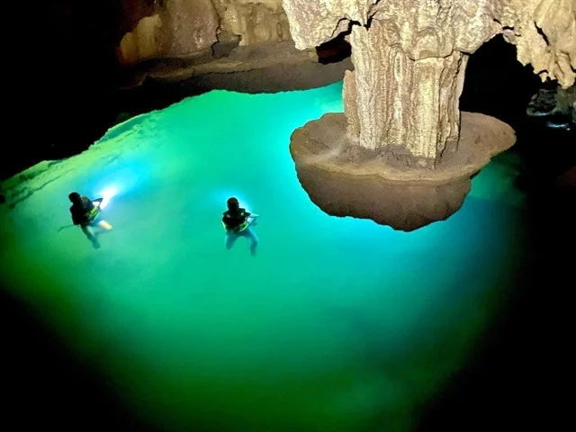 Новое озеро было обнаружено в нетронутой пещере Тхунг в национальном парке Фонг Нха-Ко Банг в провинции Куангбинь в центральном Вьетнаме. Фото: Quangbinh Tourism.