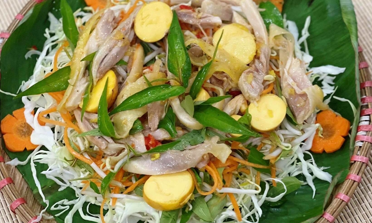Порция гойга (вьетнамский салат из измельченной курицы). 