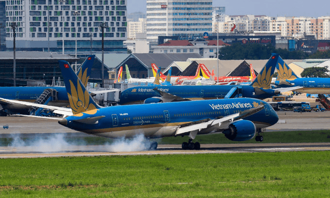 Самолет авиакомпании Vietnam Airlines приземляется в международном аэропорту Таншоннят в Хошимине, 15 июня 2020 года. Фото: VnExpress