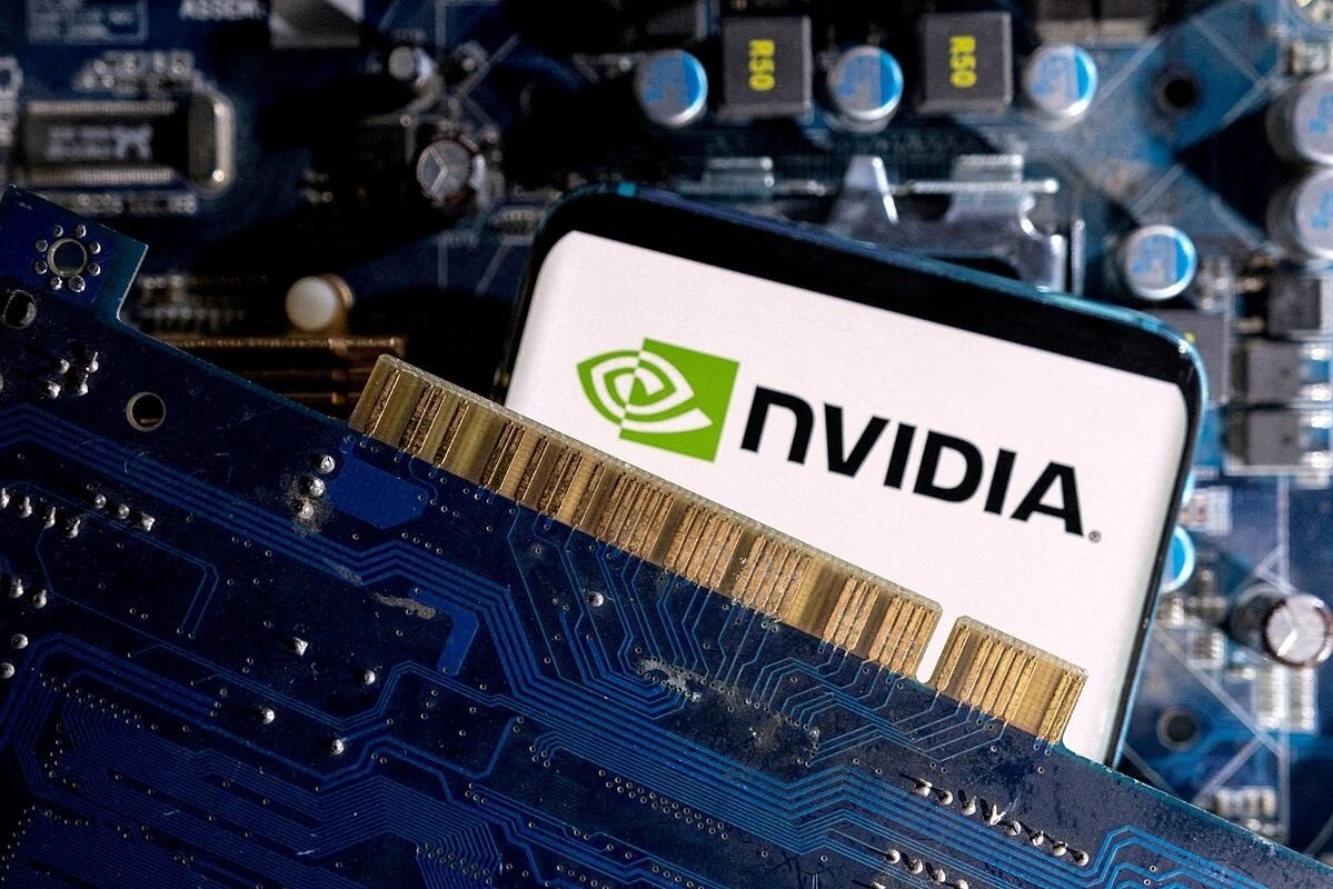 Смартфон с отображаемым логотипом NVIDIA размещен на материнской плате компьютера на этой иллюстрации, сделанной 6 марта 2023 года. Фото: Reuters