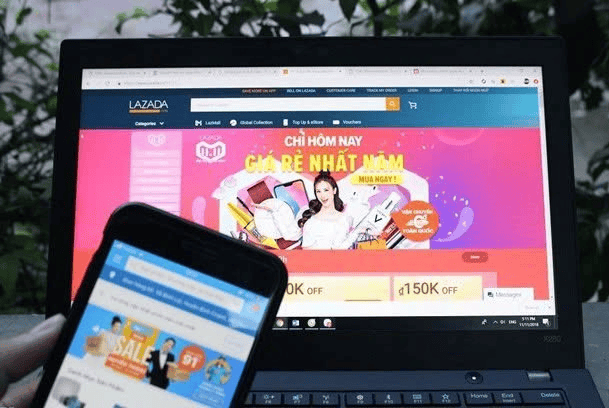 Пользователь совершает покупки на платформе электронной коммерции Lazada. Фото: vietnammoi.vn.