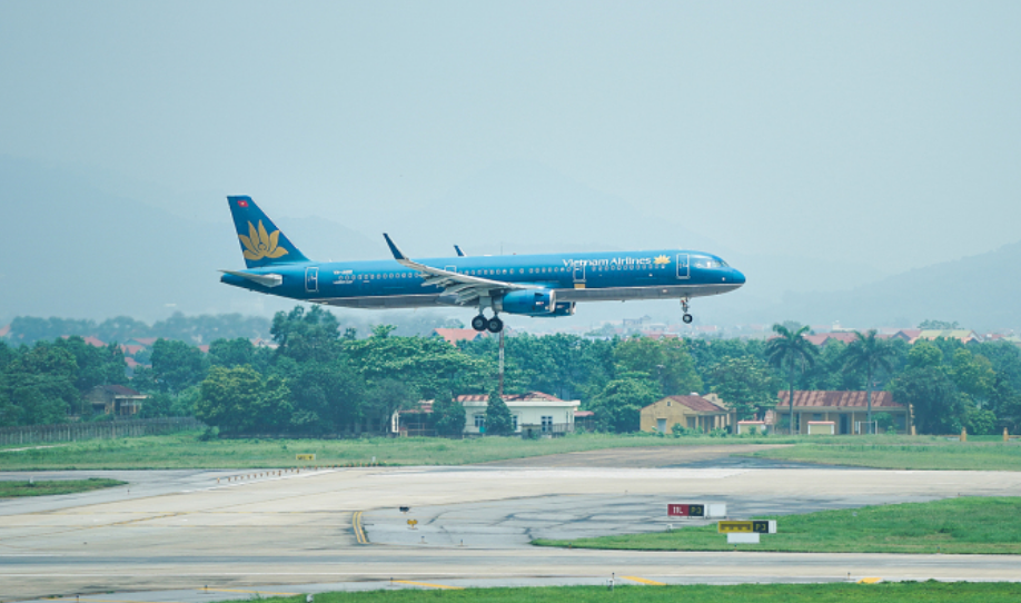 Самолет авиакомпании Vietnam Airlines приземляется в аэропорту Ной-Бай в Ханое. Фото: VnExpress