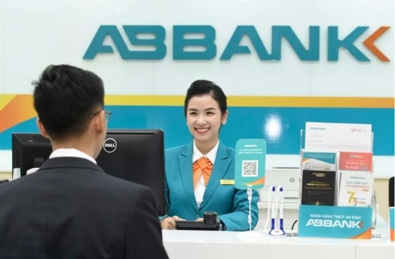 Сотрудник ABBank принимает клиента. Фото: ABBank.