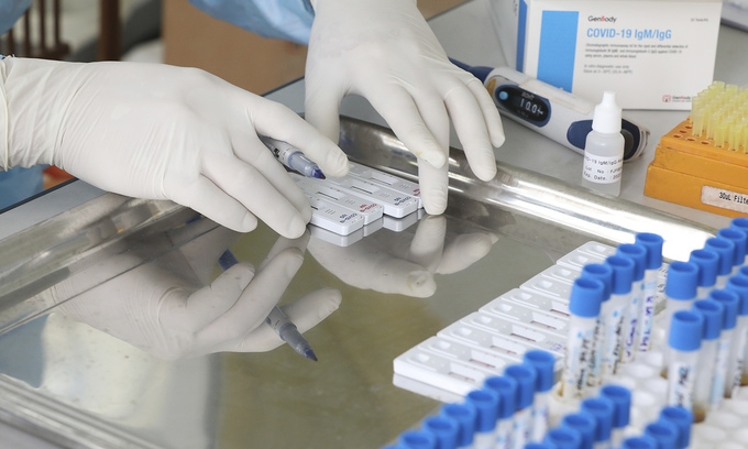 Медик организует взятие образцов мазков для массового тестирования на новый коронавирус в Ханое в апреле 2020 года. Фото: VnExpress