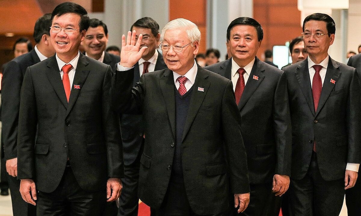 Глава компартии и президент Нгуен Фу Чонг (в центре) вместе с другими членами Центрального комитета партии после закрытия 13-го съезда партии в Ханое, 1 февраля 2021 года. Фото VnExpress / Giang Huy.