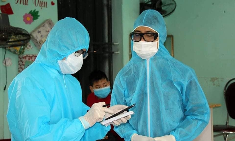 Два медицинских работника проводят отслеживание контактов в провинции Хай-Зыонг, 4 февраля 2021 года. Фото предоставлено Министерством здравоохранения.