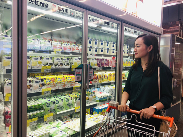 Женщина покупает молочные продукты в супермаркете в Хошимине. Фото: Tuoi Tre