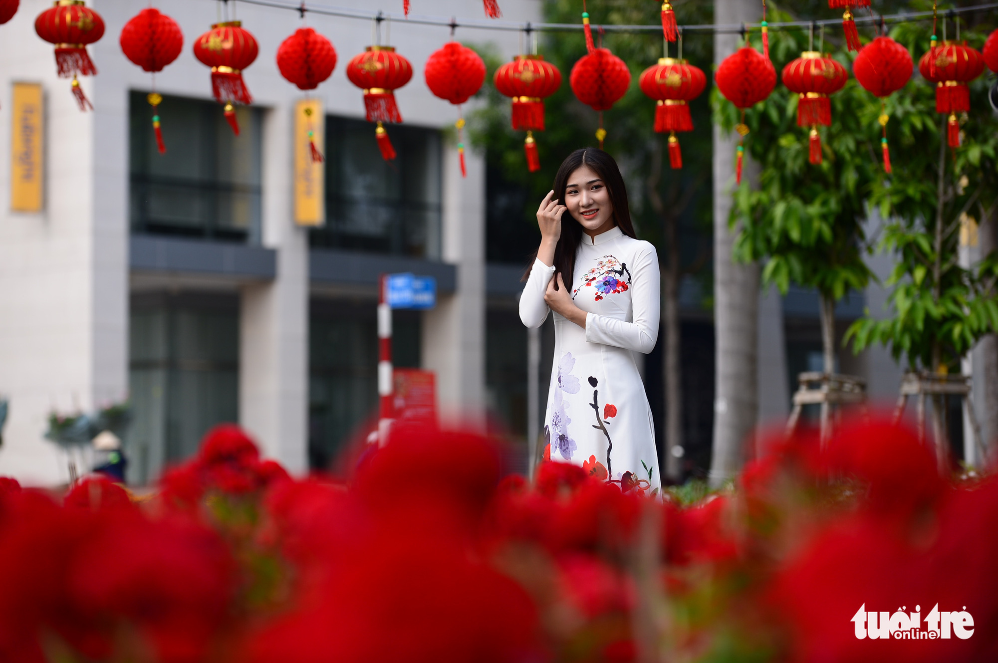 Женщина позирует для фотографии на Фестивале весенних цветов Phu My Hung 2021 в районе 7 города Хошимин, 4 февраля 2021 года. Фото: Quang Dinh / Tuoi Tre