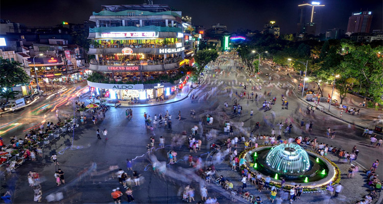 Пешеходные улицы Ханоя являются местом назначения для местных жителей и иностранных туристов в выходные дни. Фото: Зань Лам