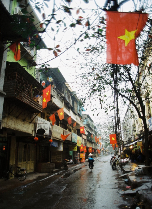 Улицы Ханоя украшены красными флагами. Фото: Hieu Tran.