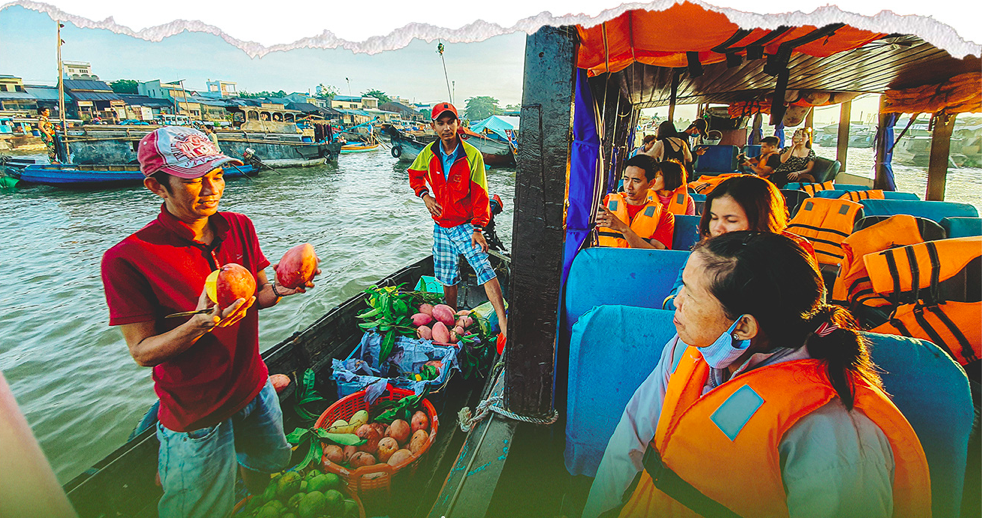 Туристы посещают Плавучий рынок Кай Ранг и покупают фрукты. Фото: Chi Quoc/Tuoi Tre