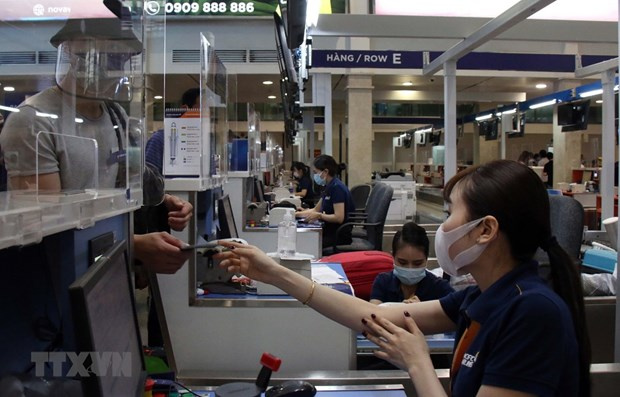 Пассажиры проходят регистрацию в аэропорте. (Фото: ВИА)