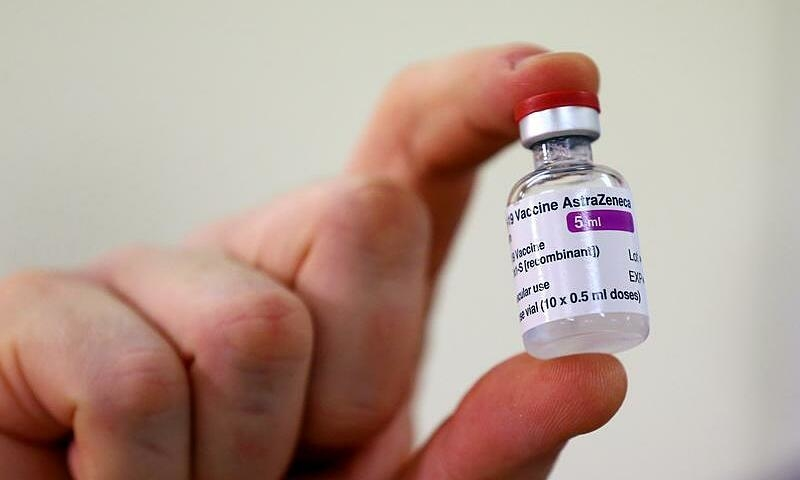 Доза вакцины Oxford University/AstraZeneca Covid-19 показана в Королевской больнице принцессы в Хейвордс-Хит, Западный Суссекс, Великобритания, 2 января 2021 года. Фото: Gareth Fuller/PA Wire/Pool via Reuters.