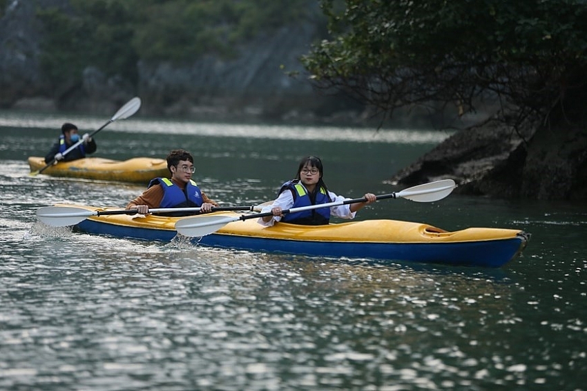 Туристы катаются на каяках, чтобы исследовать залив Лан Ха. (Фото: Vietnamplus)
