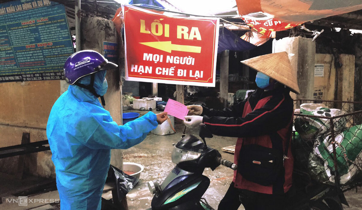 Продавцы идут на рынок Фа Лай с розовыми пропусками. Фотография: Linh Bui