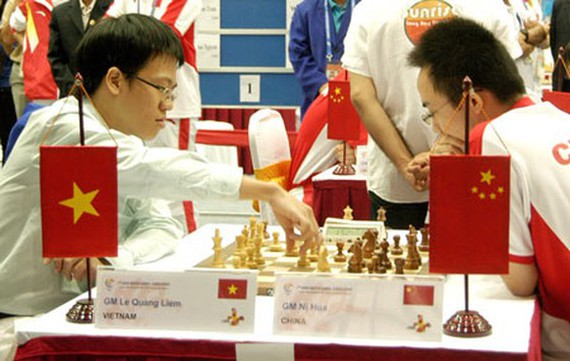 Лучший вьетнамский шахматист Ле Куанг Льем (слева) (Фото: SGGP)