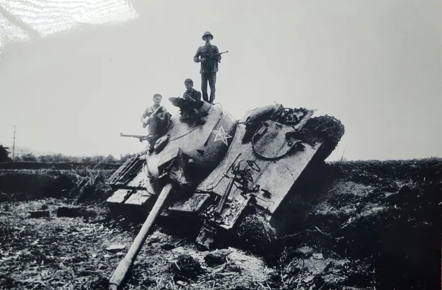 Китайский танк, разрушенный в Бан Сат (район Хоаан в провинции Као Бан), 17 февраля 1979 года. Фотография: Газета Thanh Nien/ Tran Manh Thuong.