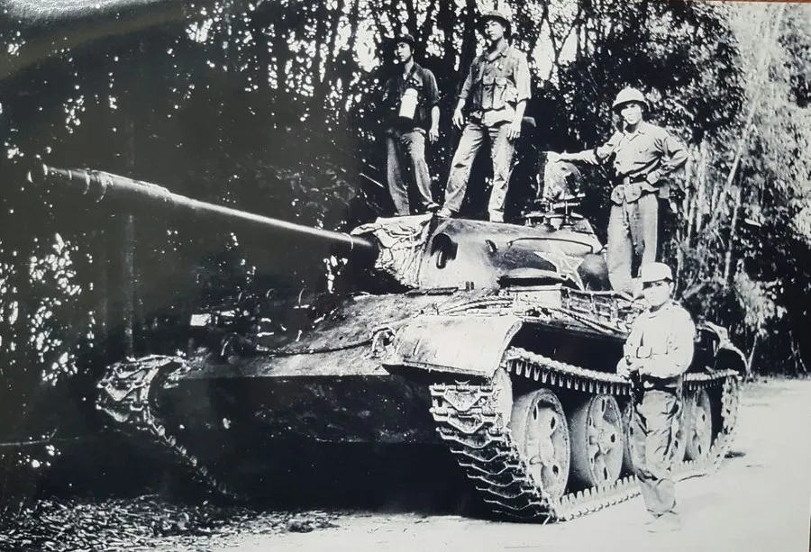 Вьетнамские солдаты на китайском танке в Бан Сат (район Хоа Ан провинции Као Бан), 17 февраля 1979 года. Фотография: Tran Manh Thuong/ Газета  Thanh Nien.