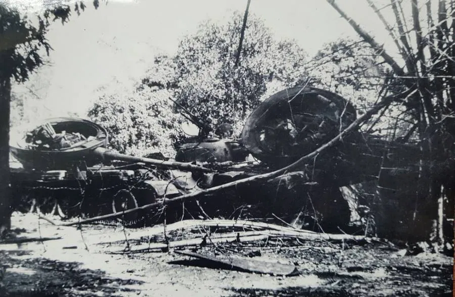 Уничтоженный танк Китайской Народной Республики в коммуне Бе Чиеу в районе Хоа Ан провинции Као Банг, 18 февраля 1979 года. Фото: Чан Мань Тхыонг/ Газета 