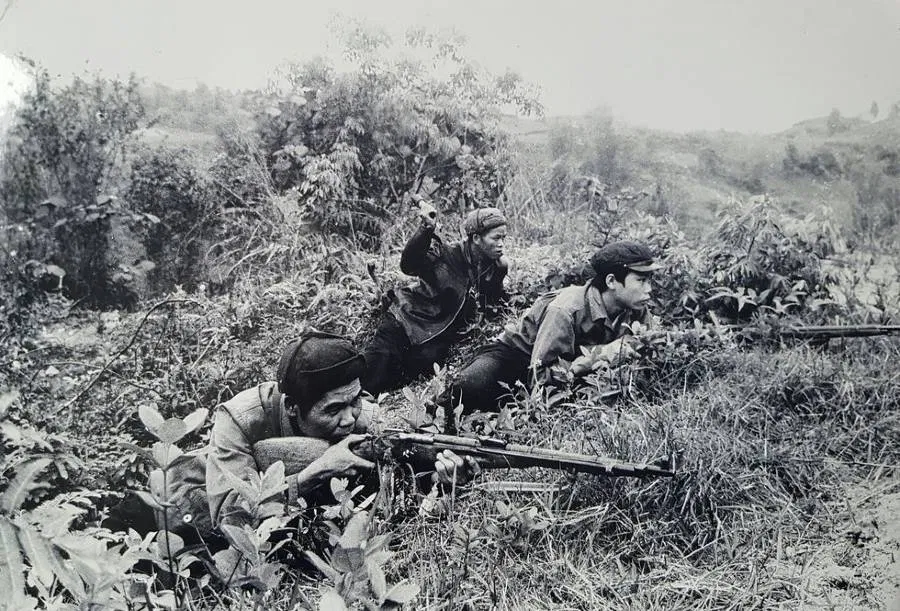 17 февраля 1979 года ополченцы открыли ответный огонь, блокировав вторжение китайской армии (На этом фото: ополченцы района Хоа Ан в провинции Као Банг). Фото: Чан Мань Тхыонг/ Газета 
