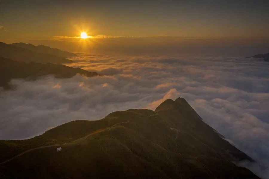Облака на вершине горы Та Сыа. Фотография: The Prabster