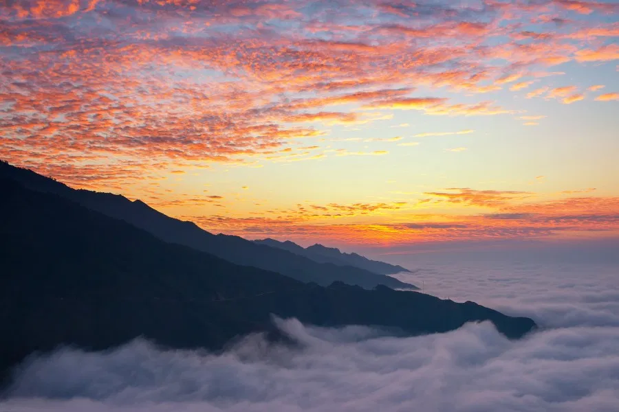 Пускающие облака на вершине горы Та Сыа. Фотография: The Prabster