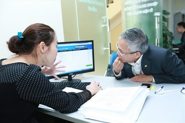 Сотрудник налоговой службы проводит работы с бизнесом через налоговые онлайн-процедуры (Фото: laodong.vn)