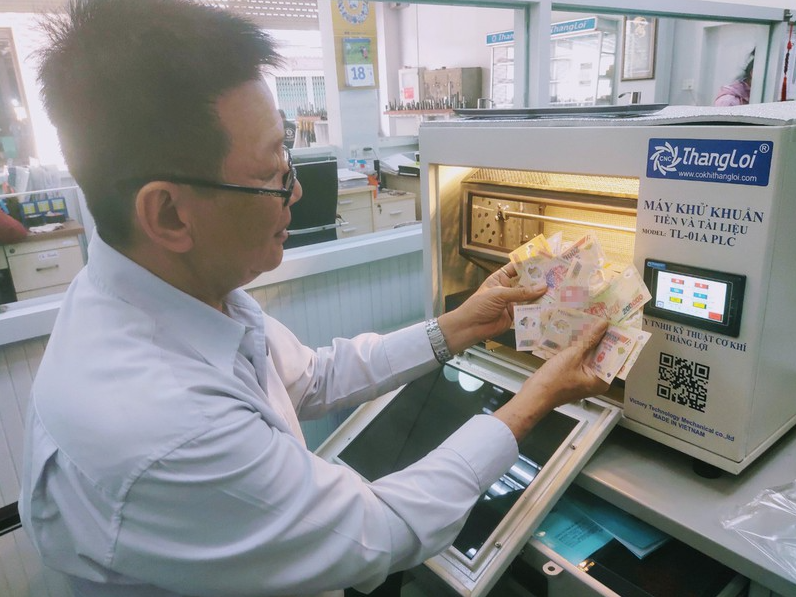 Обеспокоенный тем, как очистить бесчисленные бактерии на денежных купюрах, даже вирус COVID-19, владелец Thang Loi Mechanical Engineering Co., Ltd начал изобретать микробиологическую машину для обработки денежных купюр. (Фото: PLO)