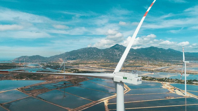 Вводимая в промышленную эксплуатацию ветряная электростанция BIM завершит крупнейший комплекс возобновляемых источников энергии в сочетании с промышленным производством соли во Вьетнаме.