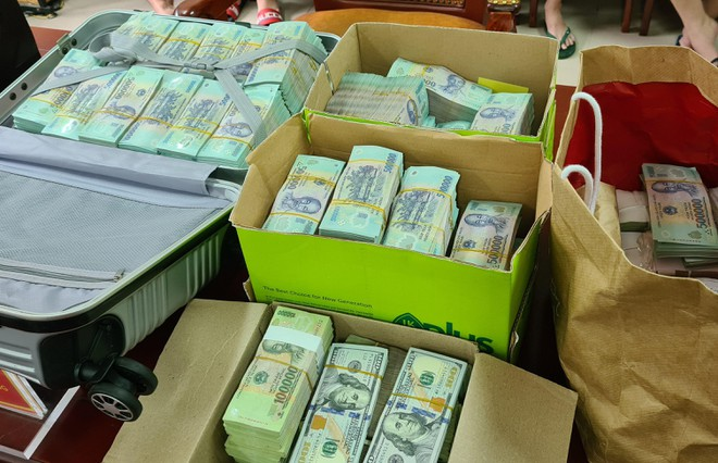 Наличные деньги конфискуются в домах подозреваемых. Фото: Tuoi Tre