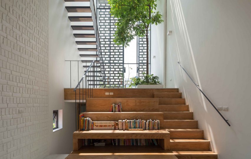 Одна лестница служит в качестве мини-библиотеки