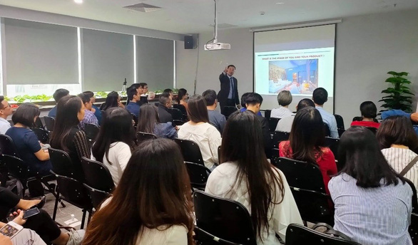 Алекс Хо выступает с презентацией на мероприятии с ведущими CohostAI в Ха Ное в ноябре 2019 года на этом прилагаемом фото.