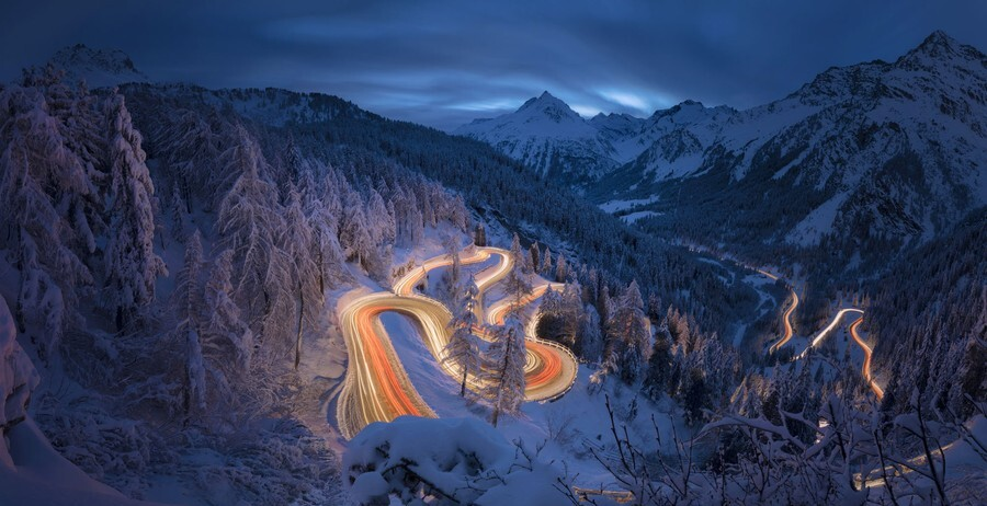 В категории фотографий природных пейзажей представлены работы итальянского фотографа Роберто Мойолы, запечатлевшего светящийся зимней ночью перевал Малоя в Швейцарии. Малоя - красивый перевал, но и опасный из-за множества изгибов, петляющих по склону горы.